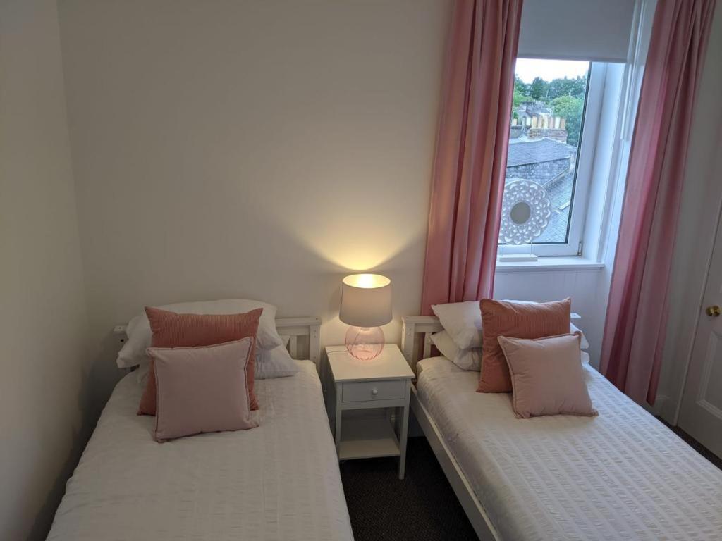 Glenclova - No 5 Bellyeoman, Bright Two Bedroom Apartment ดันเฟิร์มลิน ภายนอก รูปภาพ