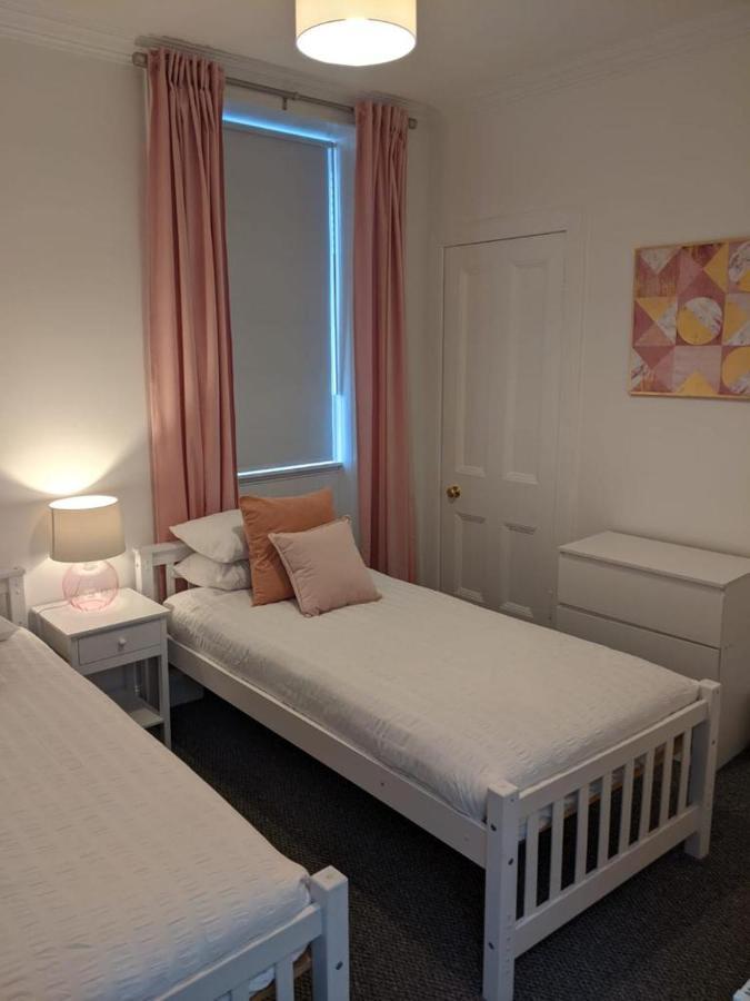 Glenclova - No 5 Bellyeoman, Bright Two Bedroom Apartment ดันเฟิร์มลิน ภายนอก รูปภาพ