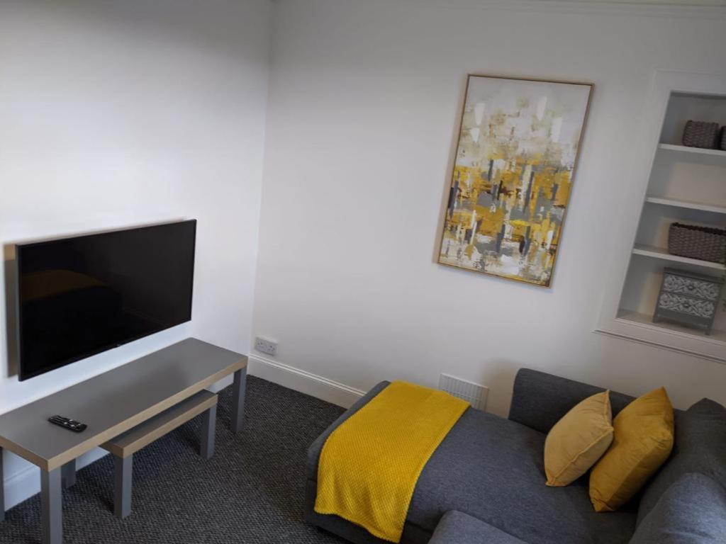 Glenclova - No 5 Bellyeoman, Bright Two Bedroom Apartment ดันเฟิร์มลิน ภายนอก รูปภาพ